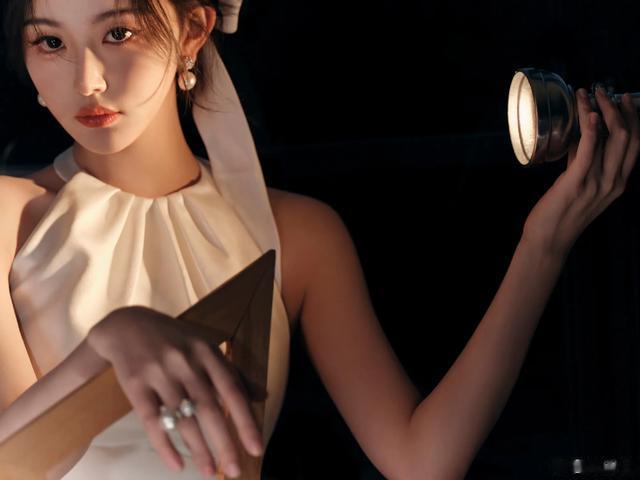 孔雪儿纯白挂颈连衣裙