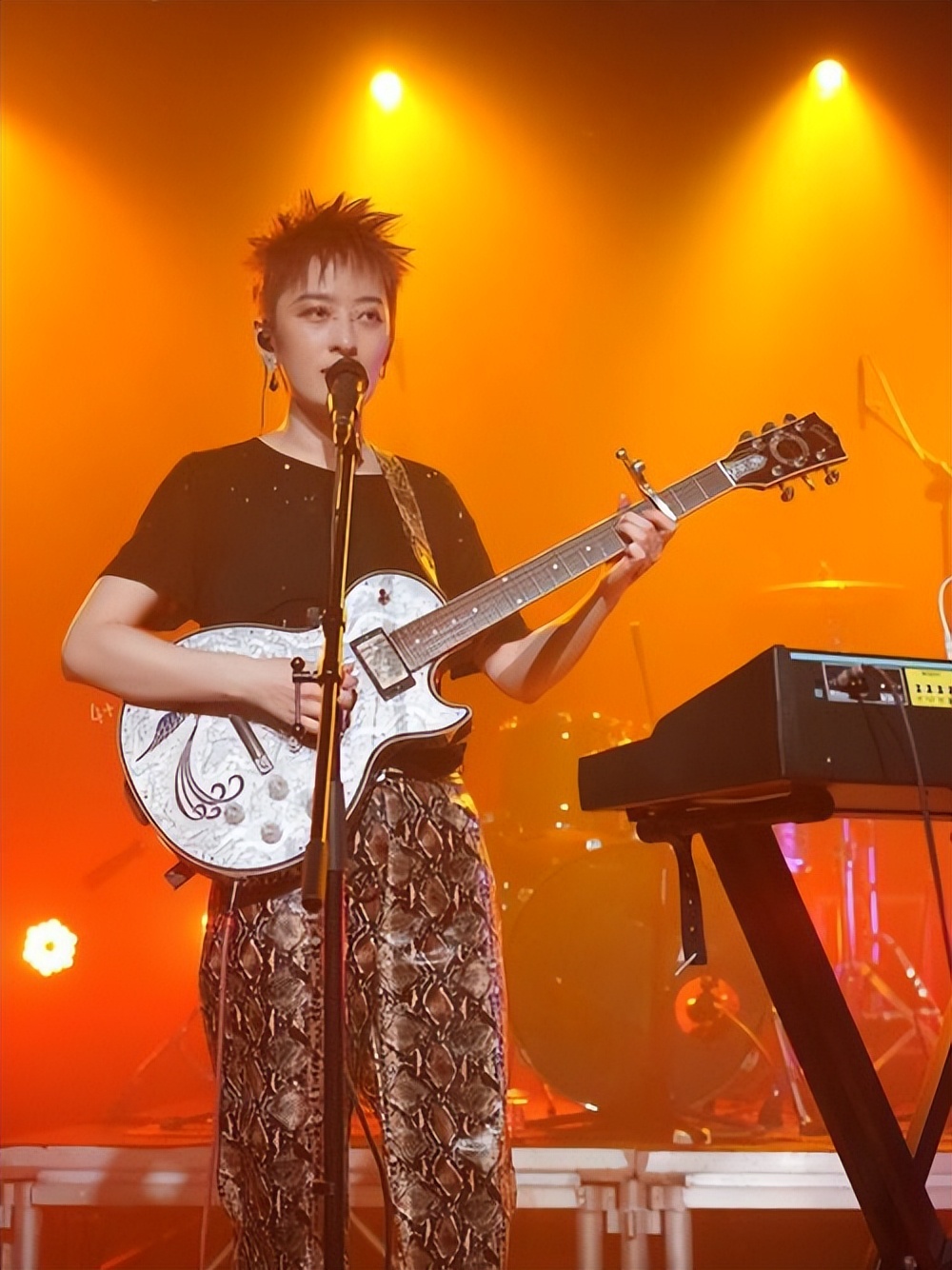 五音不全还开演唱会？票价188元秒售空，歌迷只为朝她喊“退票”