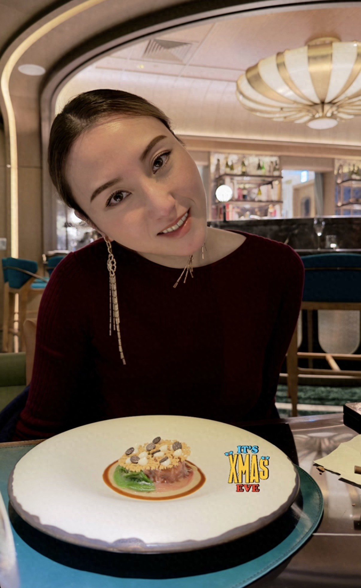 何超云平安夜盛装赴约，穿酒红色长裙明艳动人，被曝交往了新男友