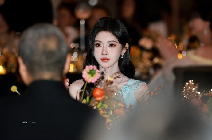 东方贵气绽放——鞠婧祎全球首戴未发布高珠惊艳芭莎盛典