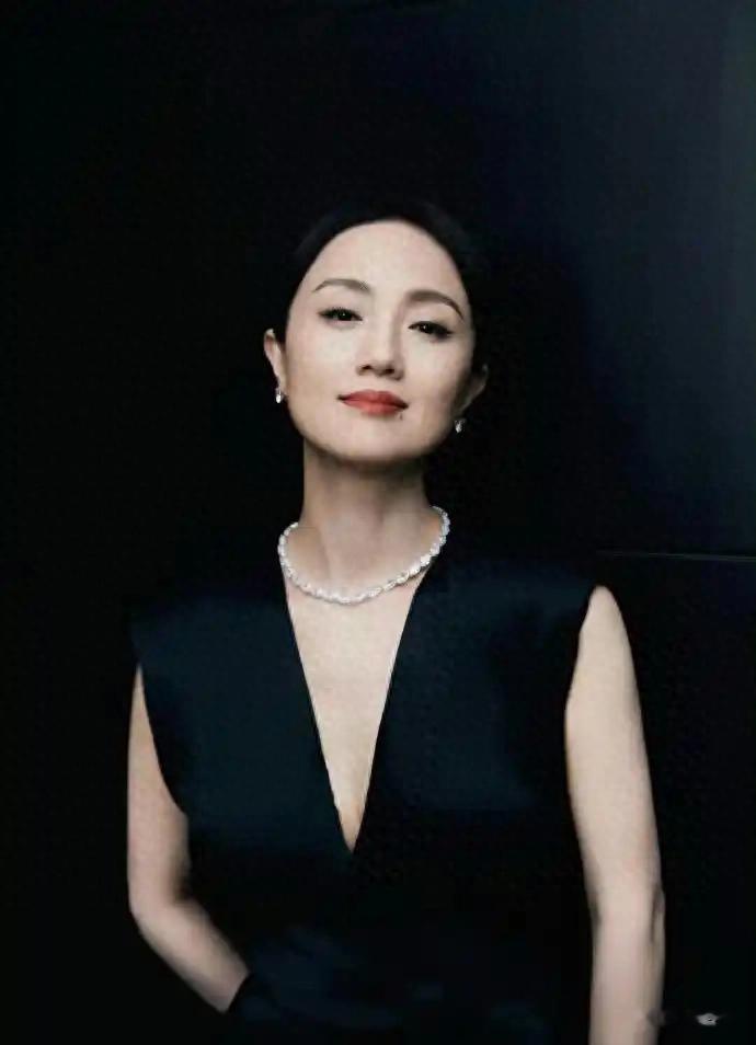 《小城大事》工作人员晒朱媛媛合照，透露拍戏期间辛柏青全程陪伴