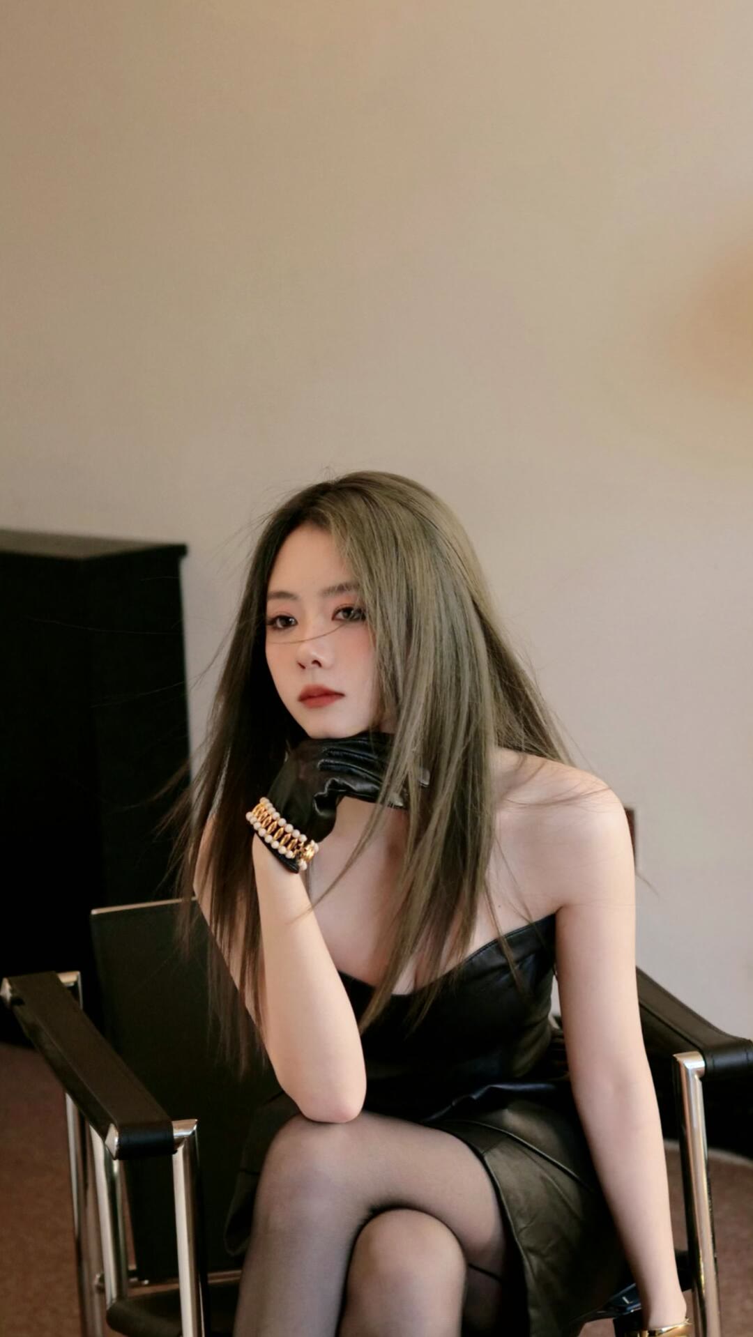 谭松韵穿抹胸黑裙，温柔又不失气场