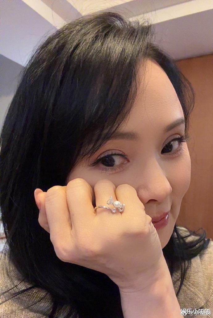 伊能静58岁生日，晒一家四口合影，称58岁热烈人生刚开始