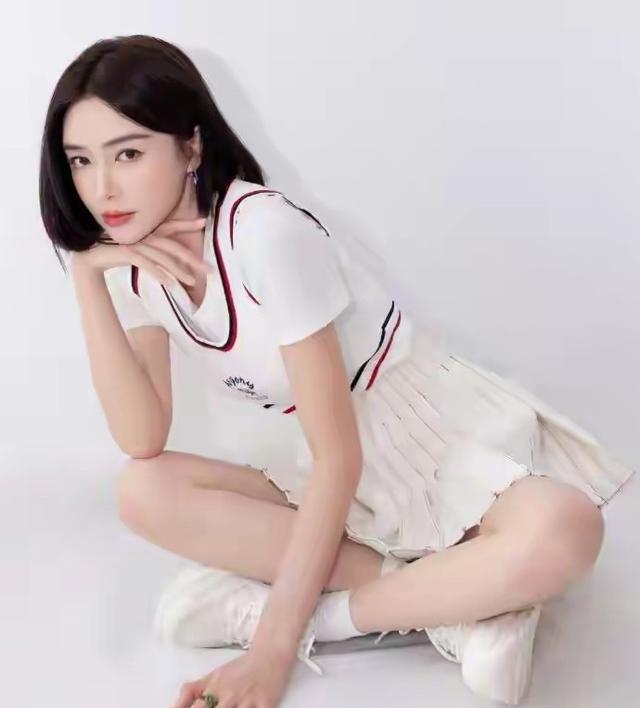 秦岚穿JK被网友热议,奶凶气质太上头,这身材简直是行走的衣架子