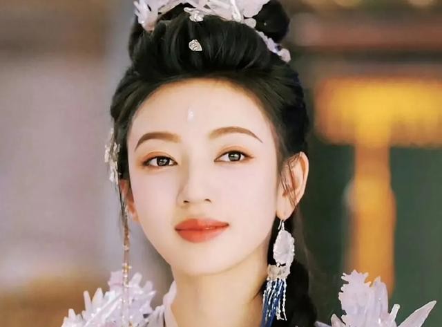 女演员长相多重要？《临江仙》同样31岁的白鹿和何瑞贤，差别明显
