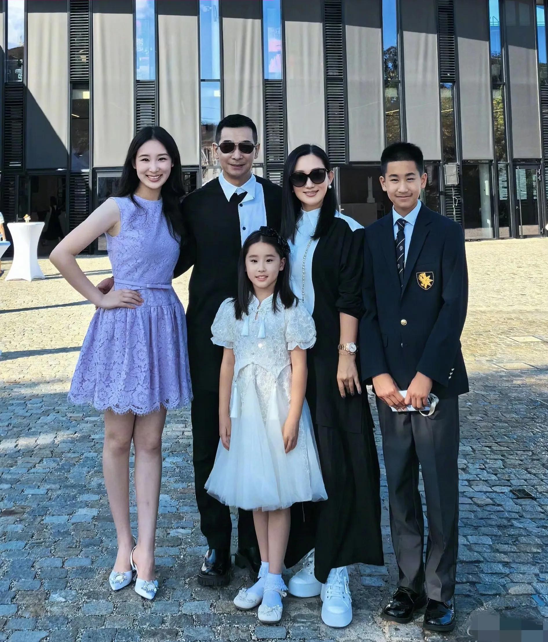 赵文卓夫妇三里屯逛街,合影张丹露表情吃醋,长女疑被俩大学录取