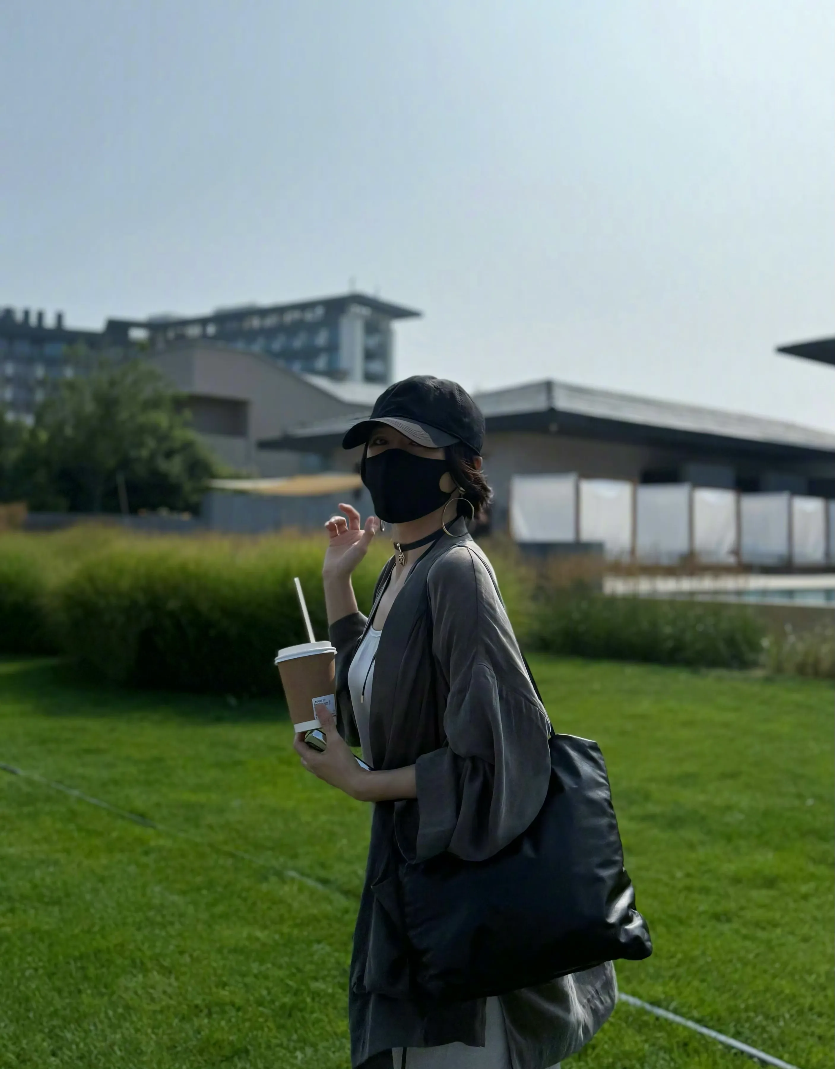 45岁秦岚换了新造型带火一种度假穿法：吊带裙+衬衫，时髦又洋气