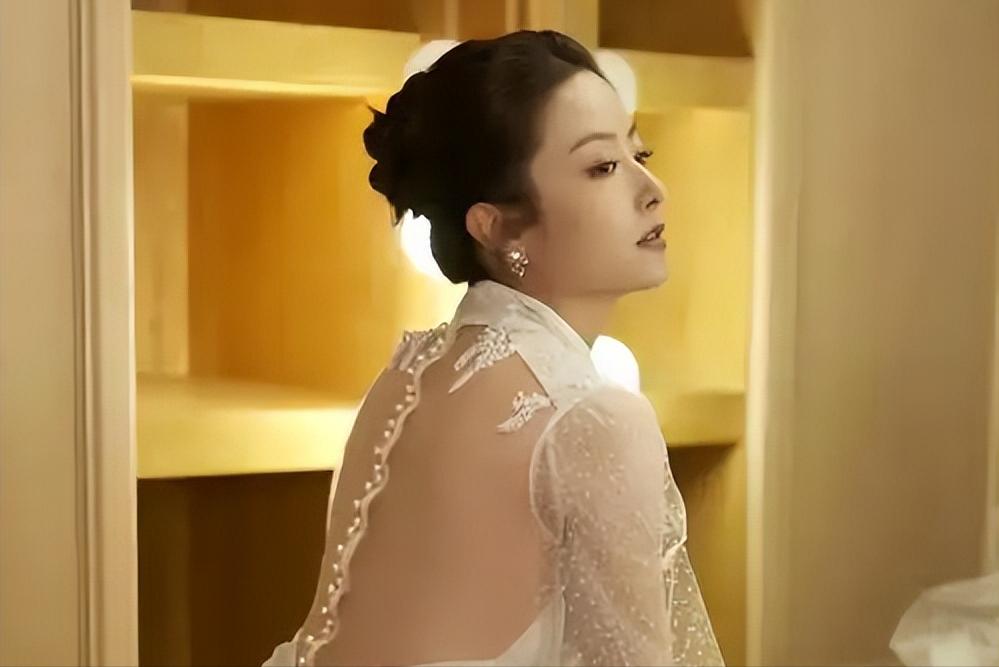 唐嫣大学室友兼伴娘!出道21年戏红人不红,42岁未婚引争议