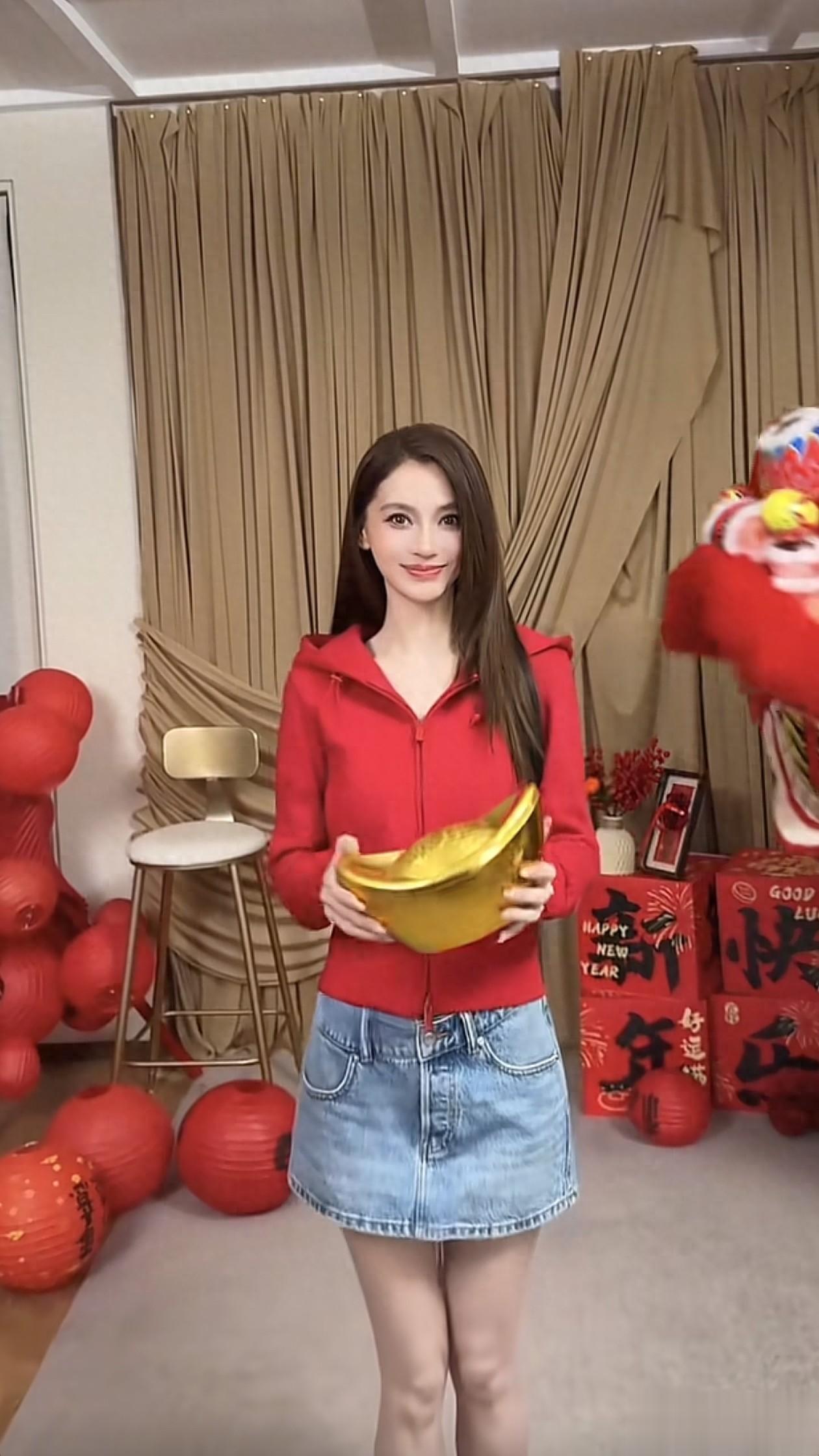 36岁杨颖庆新年穿搭:红色开衫+牛仔短裙,喜庆时尚,美出新高度