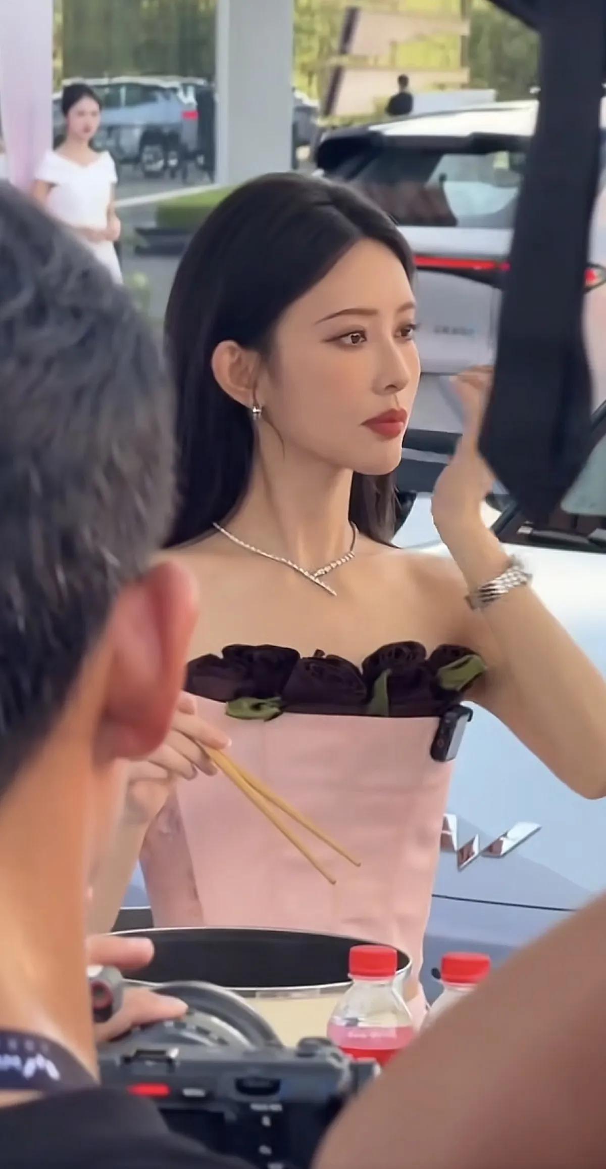 孟子义活动照，也太瘦了吧本人真的超美，果然女明星就是出众啊！