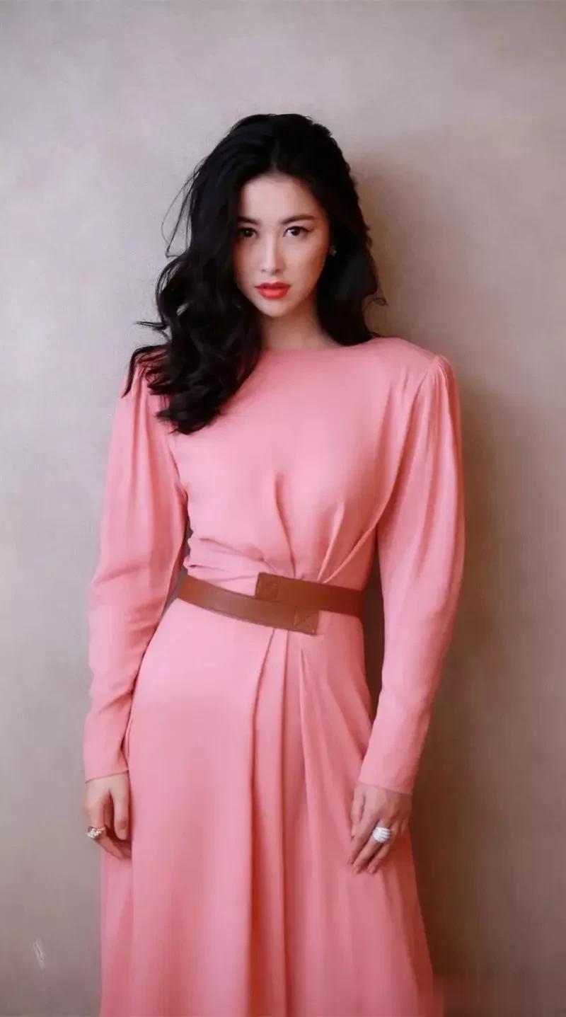 41岁的朱珠在重庆跟朋友聚,穿亮片裙,蹬高跟鞋,那叫一个贵气。