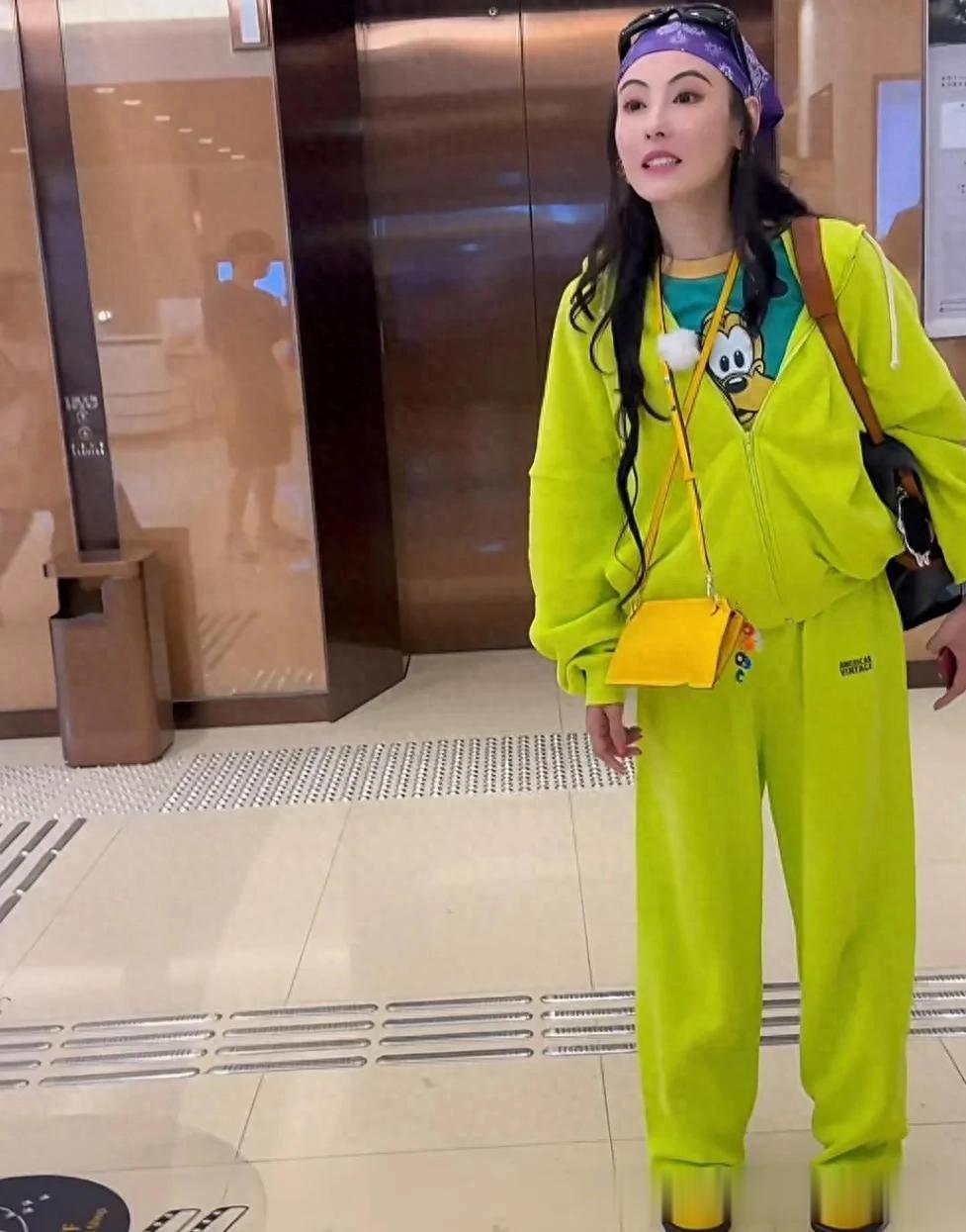 45岁张柏芝现身香港街头，扮少女装嫩，实在有点一言难尽