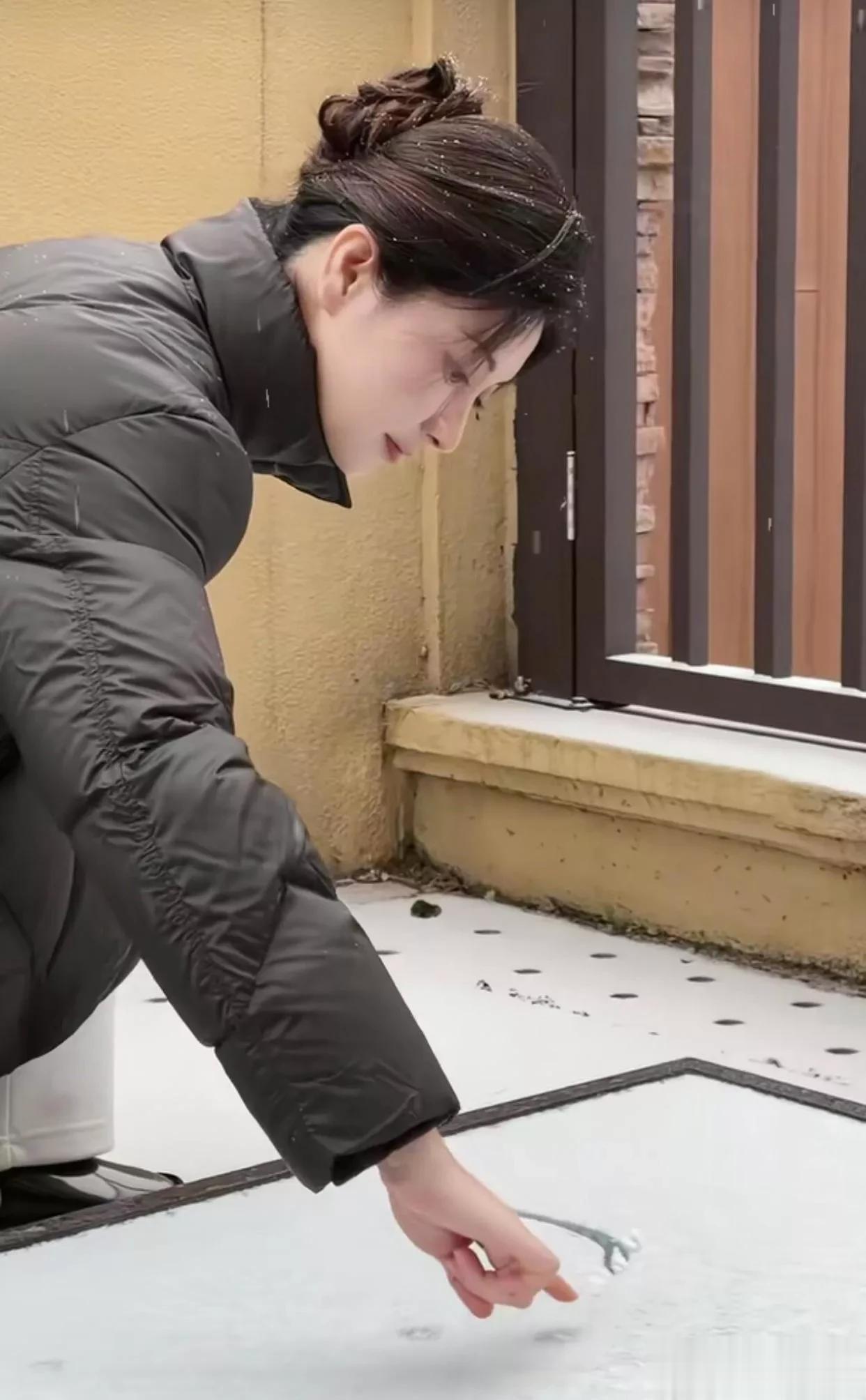 42岁斓曦雪景照,身穿黑色立领羽绒服,网友称该款已是10年旧款