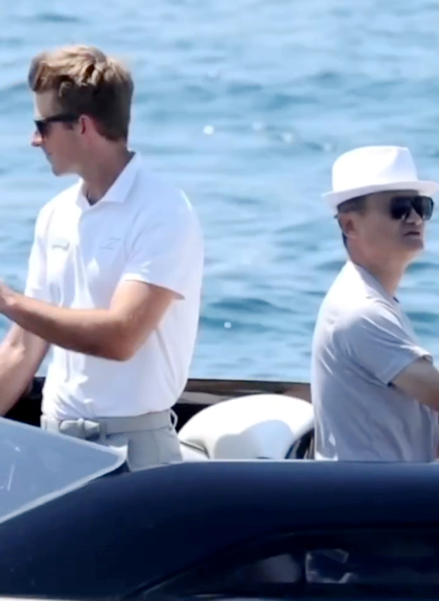 马云现身法国,乘坐豪华游艇出海游玩,戴白色草帽和墨镜超有范