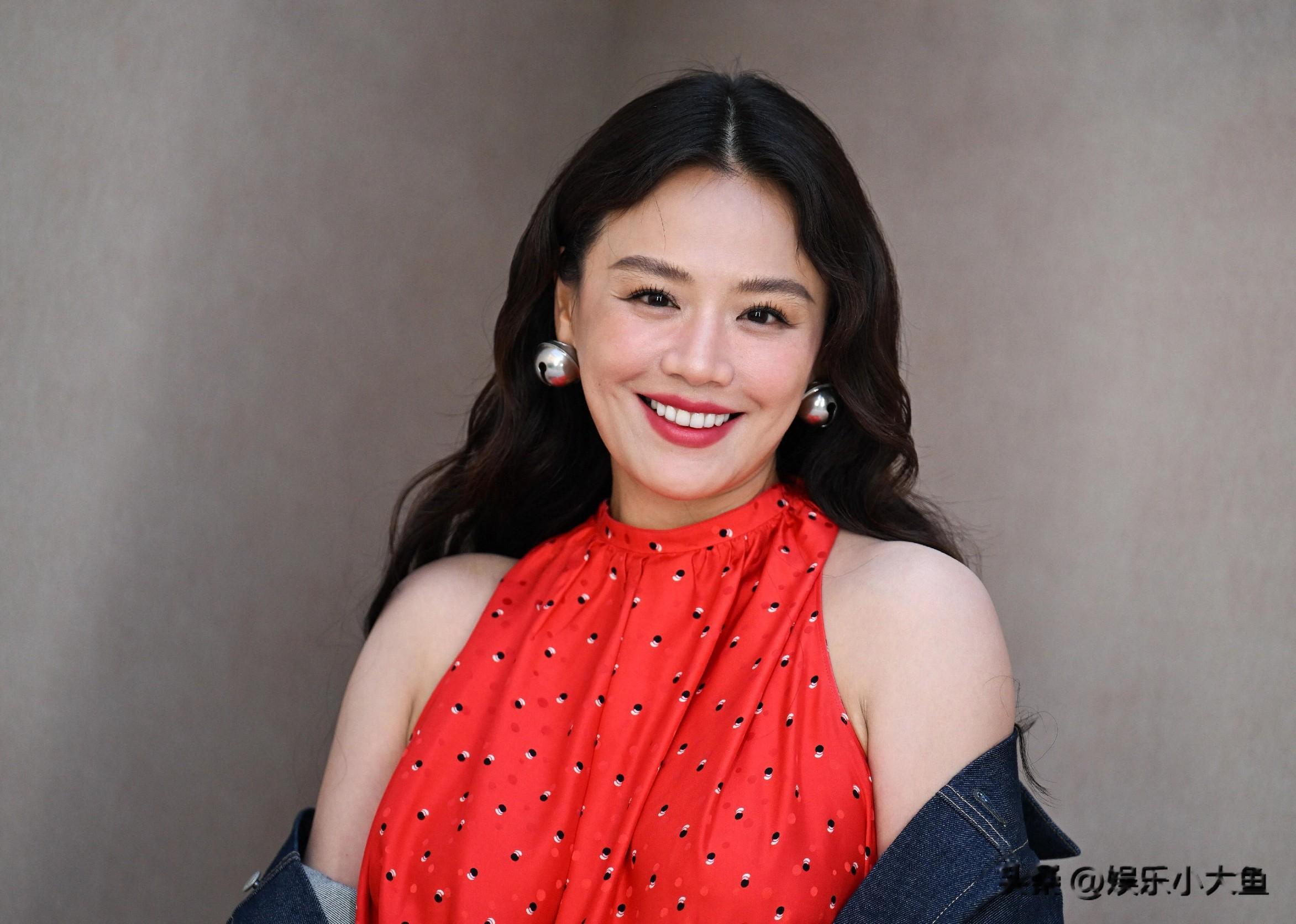 马思纯亮相巴黎看秀，穿牛仔外套配红衣，姐最近状态简直好到爆