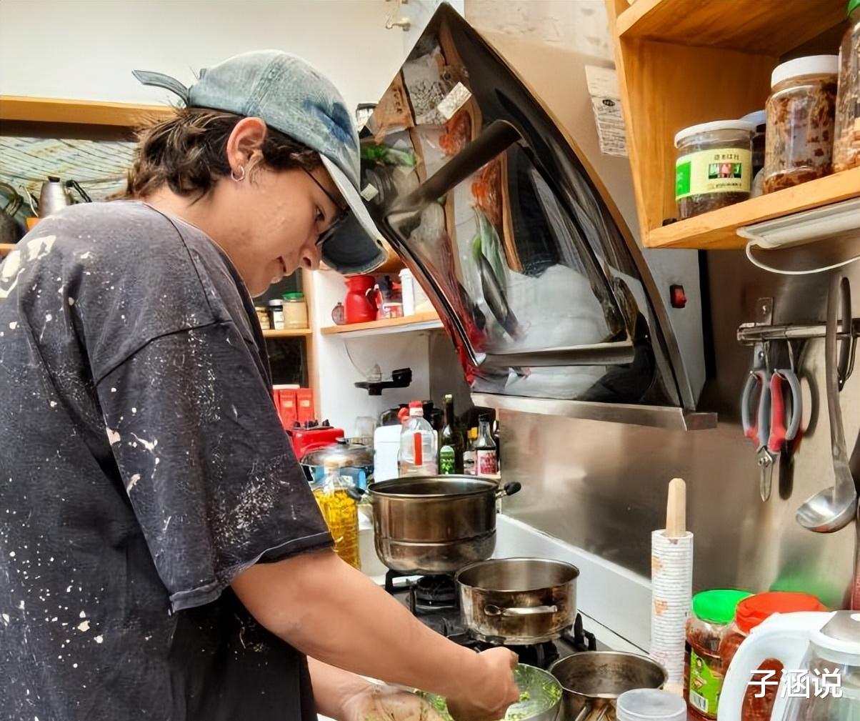 龚琳娜50岁近况:离婚后选择租房生活,不留财产给孩子