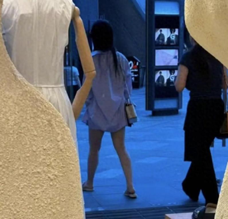 刘亦菲轻松逛街购物，慵懒打扮，踩着人字拖穿着短裤，随意又休闲