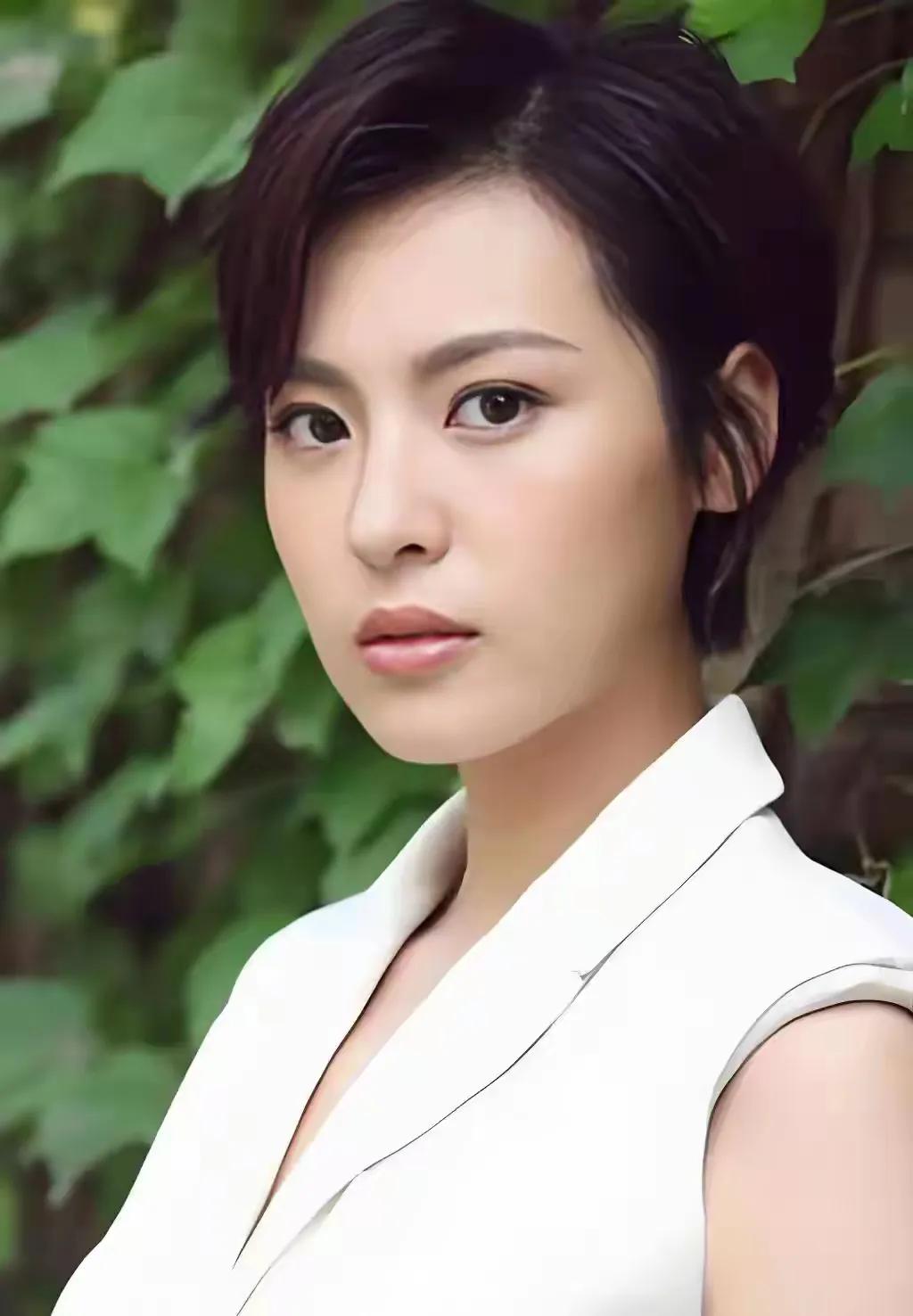 美女周放：美若晨曦，清纯之韵绽光芒！