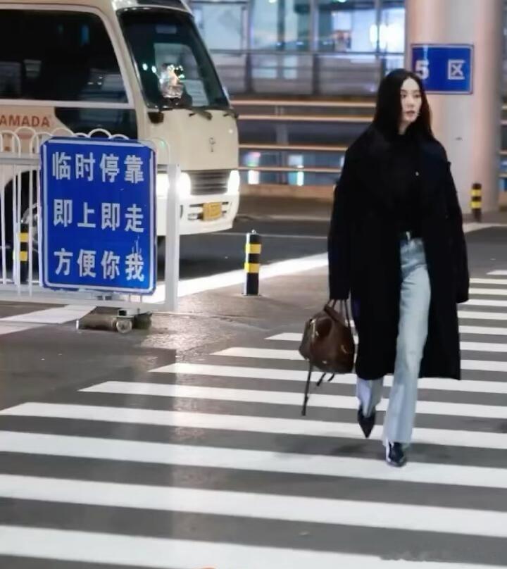 刘诗诗前往Celine大秀，机场过斑马线这几步，走成了自己秀场T台