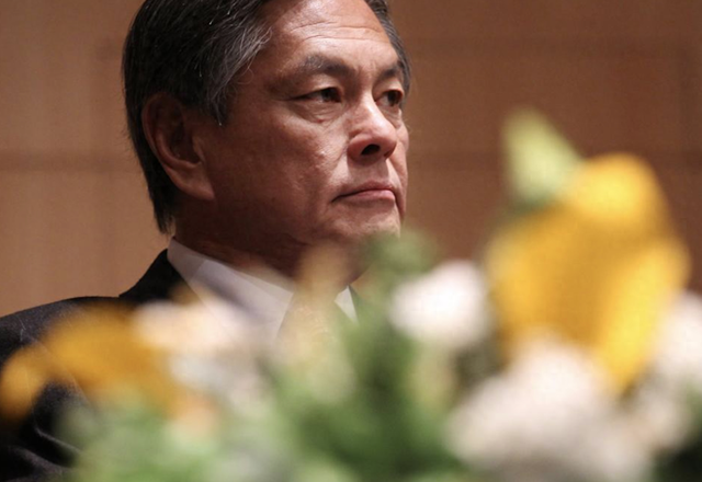 何柱国离世子女发讣文，丧礼从简举办两天，家族低调妻子长居国外