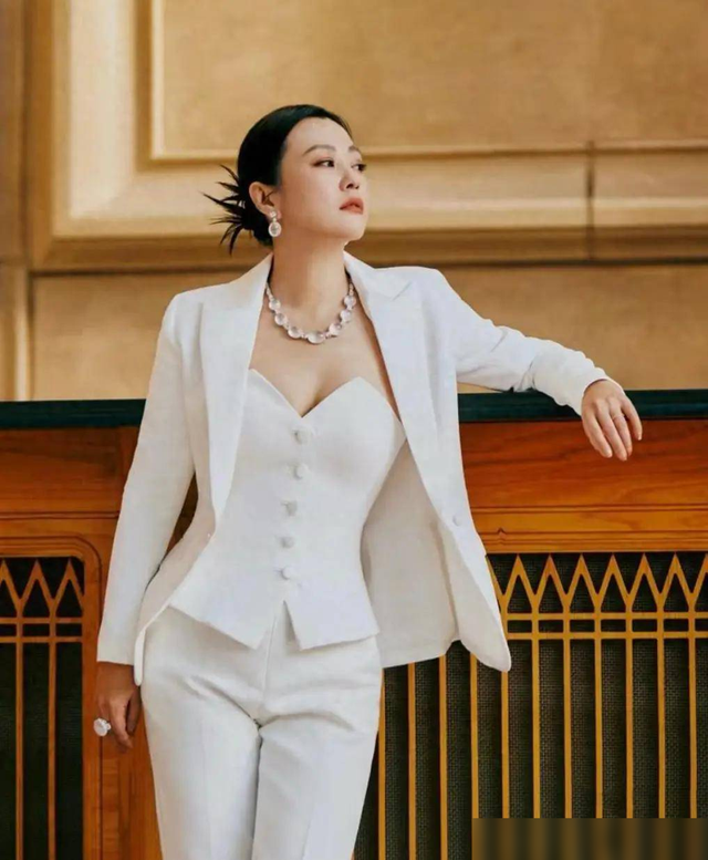 郝蕾西装造型杀疯了？从丰腴到苗条，她的美从未设限