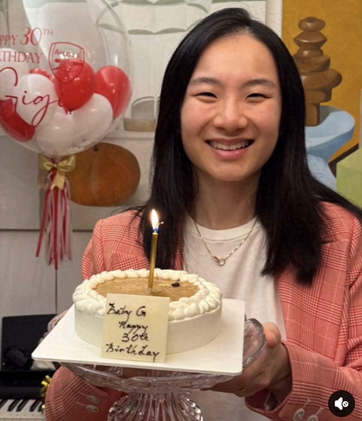 蔡一智为继女过30岁生日，两人都长发披肩样貌相似，继女已改姓蔡