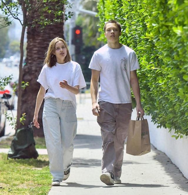 布拉德·皮特与安吉丽娜·朱莉双胞胎罕见现身 基因复制粘贴