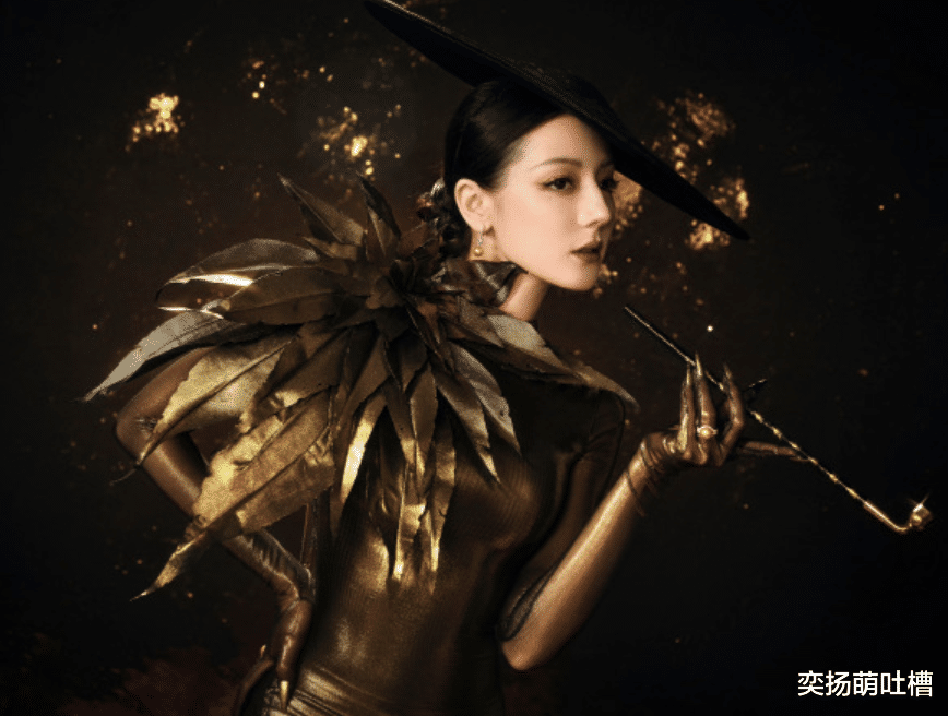 迪丽热巴红毯回归！有人说像铜人，有人喊封神，你站哪边？