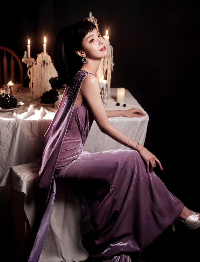 陈都灵微博电影之夜出图，紫色长裙加复古造型，美的像千金大小姐