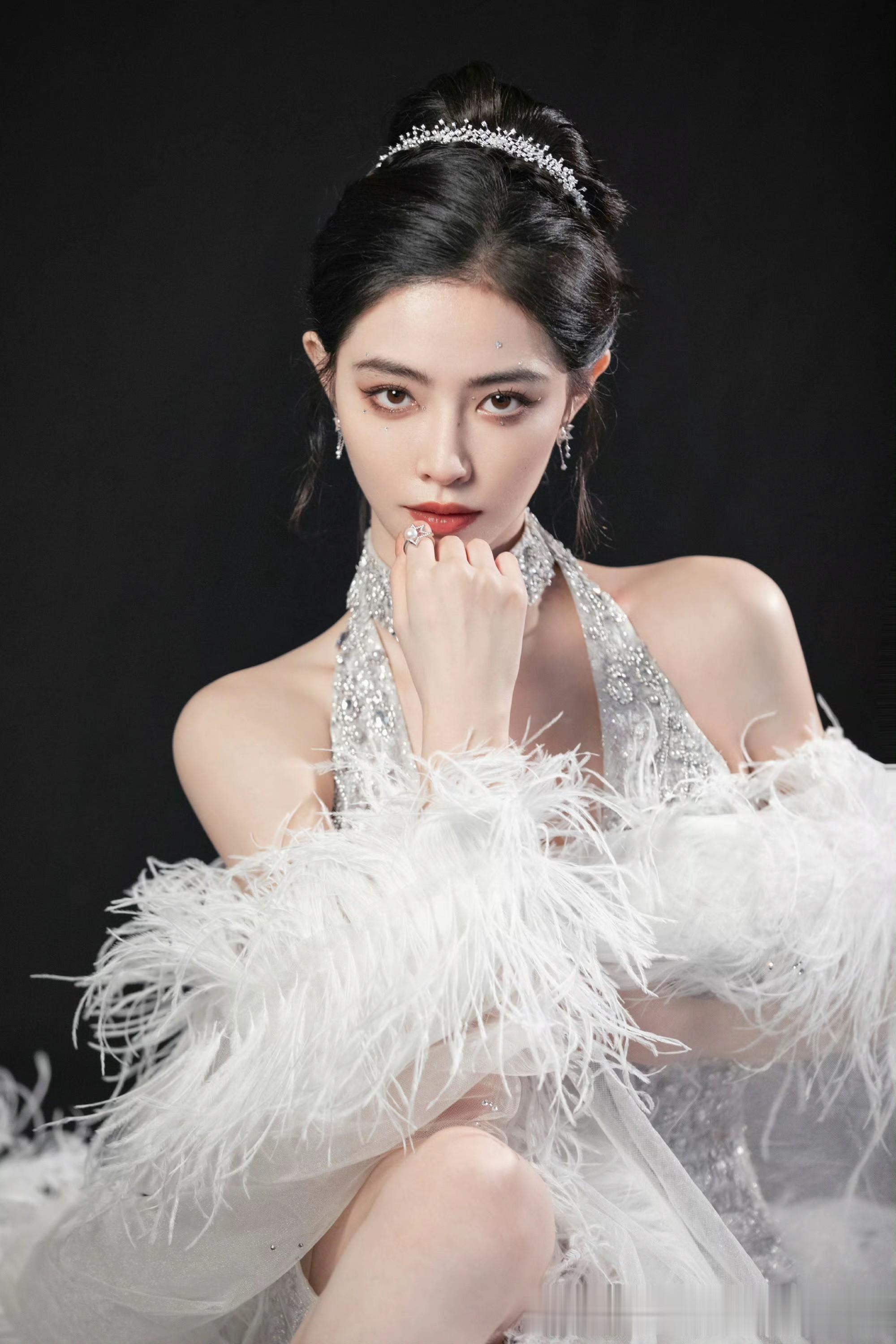 许佳琪银钻羽毛裙造型，优雅与华丽交织，舞台感拉满的时尚大片