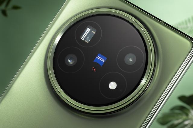 vivo X Fold5青松圖賞：輕盈如松，薄似松風