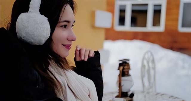 韩庚晒出自己拍摄卢靖姗美照 镜头里美得大气明媚