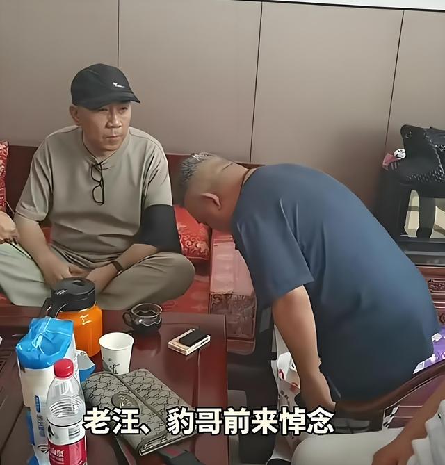 杨少华告别式又出幺蛾子,老汪豹哥来闹场,杨议葬礼盘核桃惹热议