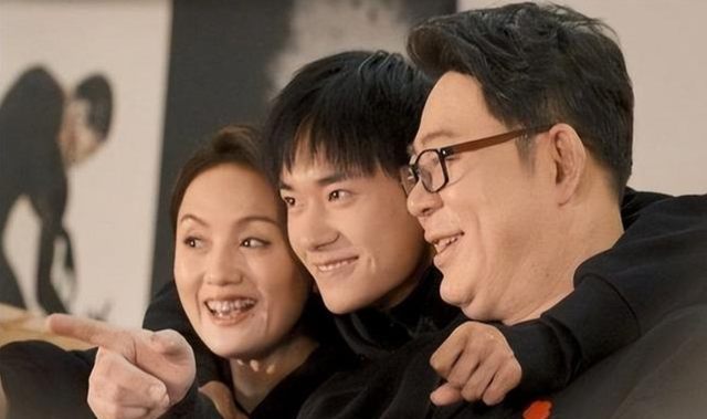 大儿子是百亿影帝,小儿子破纪录,易烊千玺的妈妈究竟有多厉害?