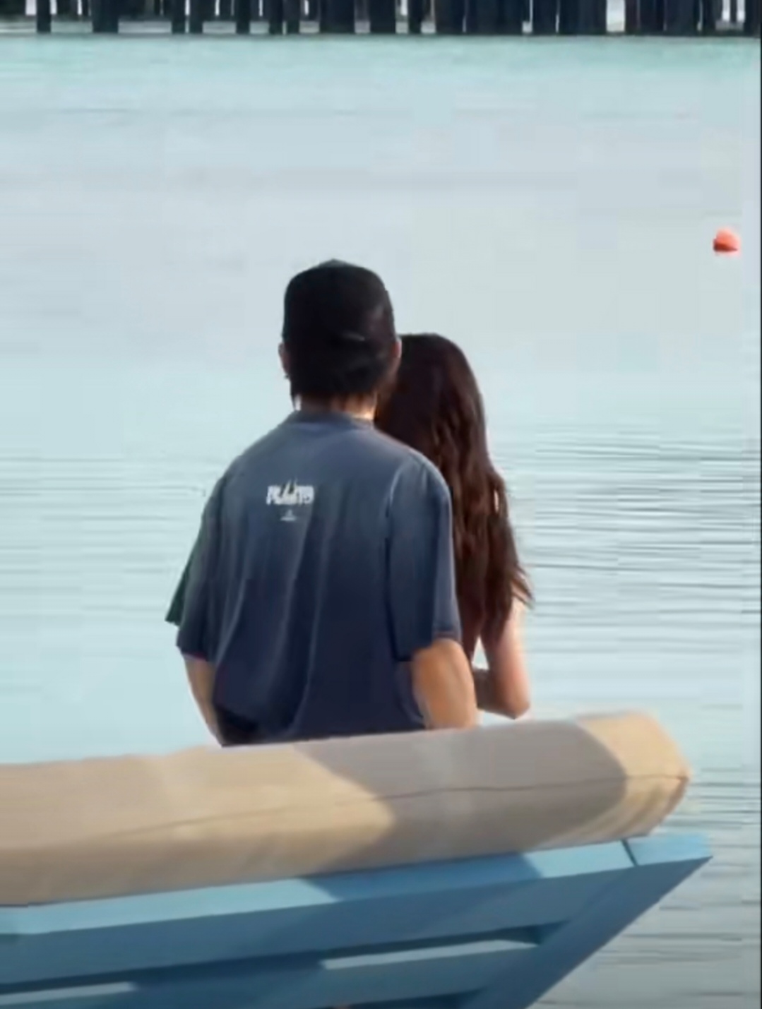 新恋情？42岁胡彦斌和26岁易梦玲马尔代夫亲吻被偶遇，细节对上了