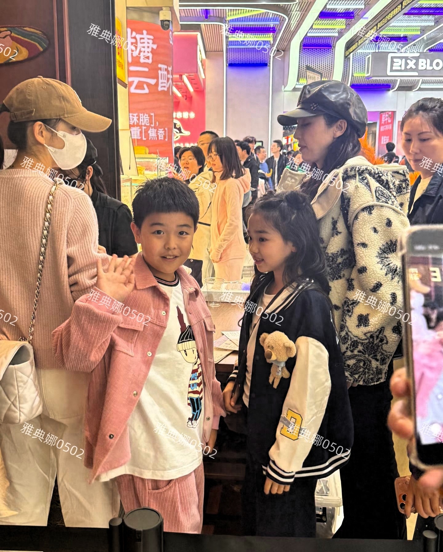 北京朝阳合生汇偶遇董璇和佟丽娅，分别带着女儿小酒窝和儿子朵朵