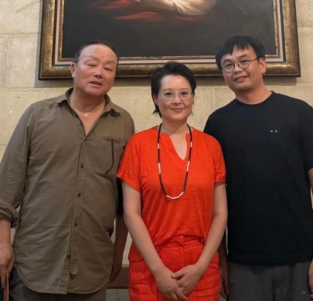 袁立瘦身成功，腰线和腿部肌肉都出来了，素颜状态很朴实