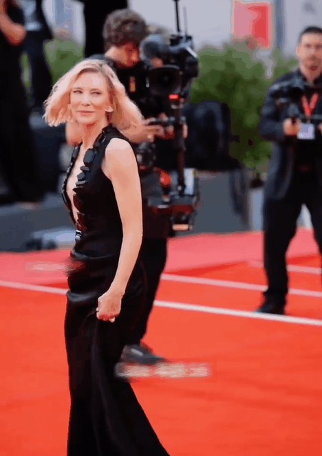 舒淇抵达威尼斯电影节,穿背心低调不失优雅,亚洲巨星slay全场