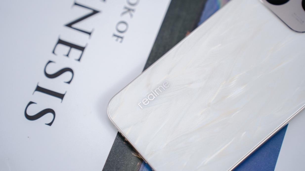 真我15T上手体验：小直屏里的“大越级”，千元档的超能新标杆！