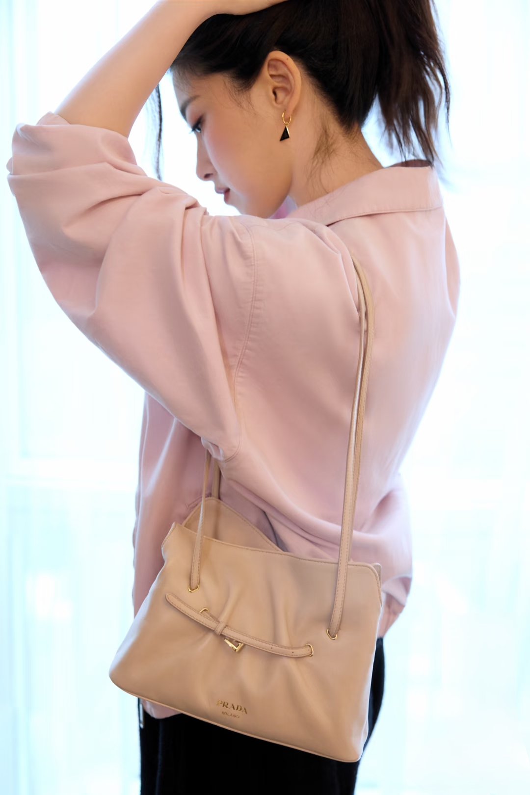 朱珠分享外滩漫步美照,粉衣黑裙搭配微卷发,秋日尽显轻盈柔美感