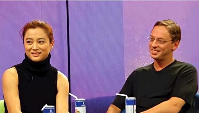 分居 18 年却坚称没离婚!62 岁的李玲玉容颜不再,混血儿子颜值逆天