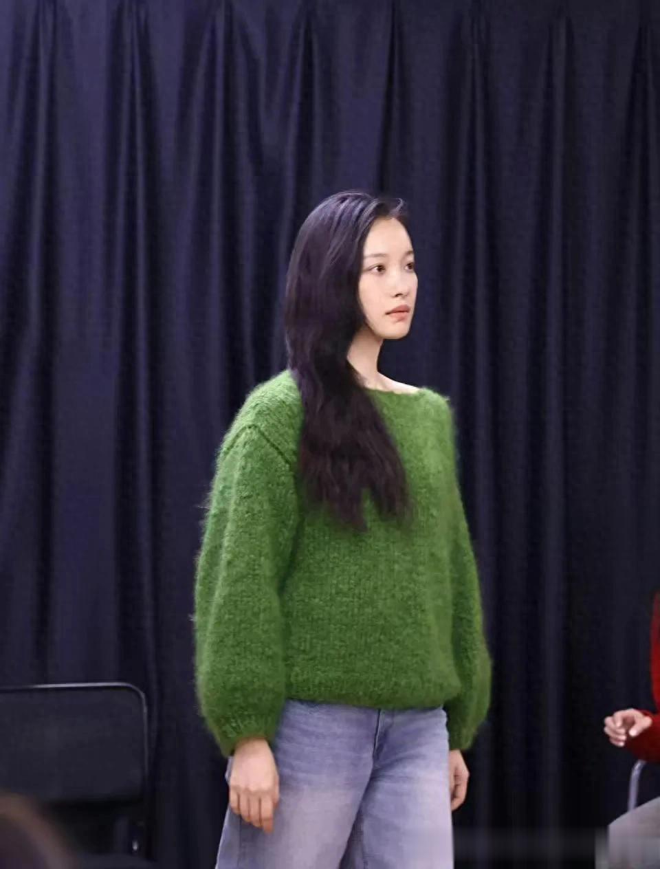 倪妮的气质真是出挑！穿草绿色毛衣+牛仔裤，时髦显白又减龄！