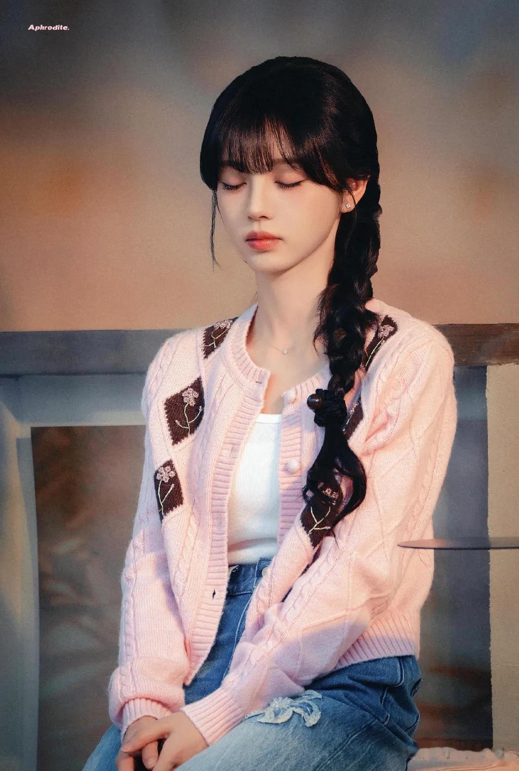 田曦薇胡一天青岛拍戏被偶遇 田曦薇扎麻花辫又白又美 胡一天帅气