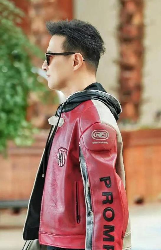 54岁汪峰现新疆，时髦着装年轻感足，边录节目边陪女友超甜蜜