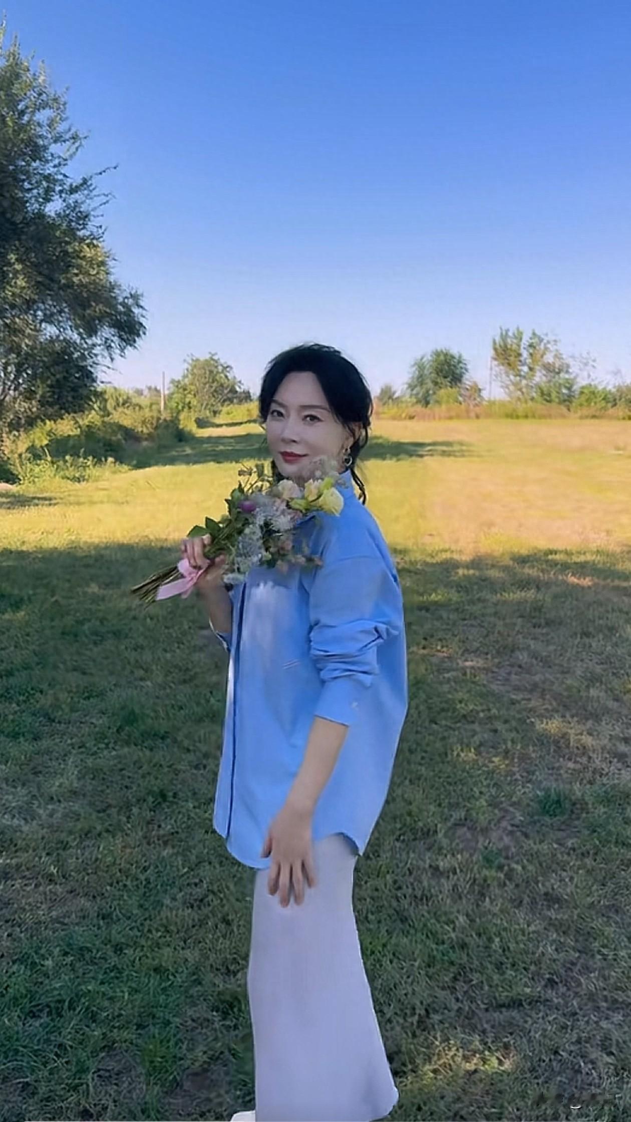 48岁陈数秋日穿搭：蓝衬衫+连衣裙，高级又减龄，嫩得像28岁