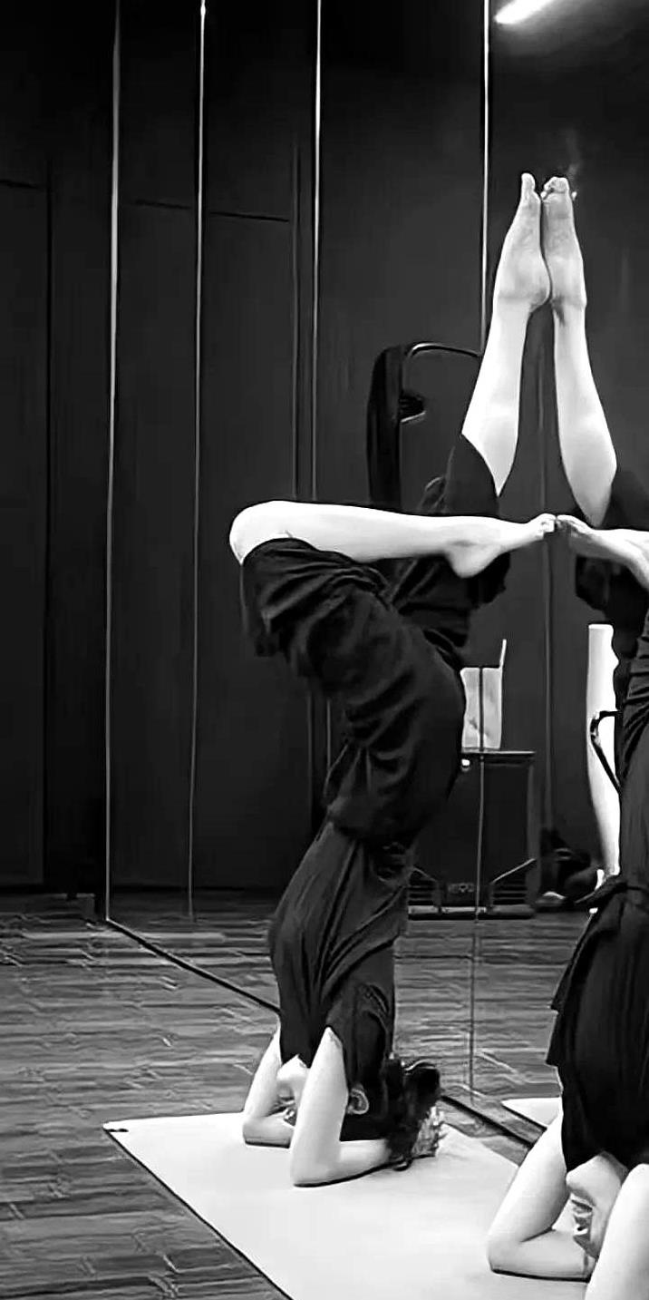 刘诗诗倒立式瑜伽太惹眼，生娃六载，38岁归来仍是少女