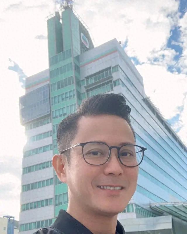 前TVB演员内地发展被嘲死茄喱啡，罕晒26年前结婚照感谢太太包容