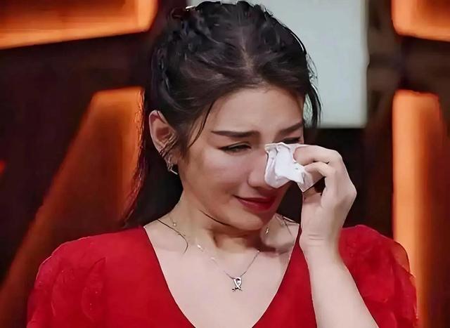 亲爸被判15年，亲妈蠢到18线，黄奕女儿想出道，被卡的不止是颜