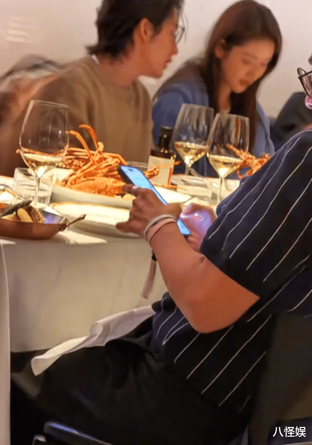 张新成带父母与王玉雯聚餐，挨着王姐坐歪头看她手机，家属感十足