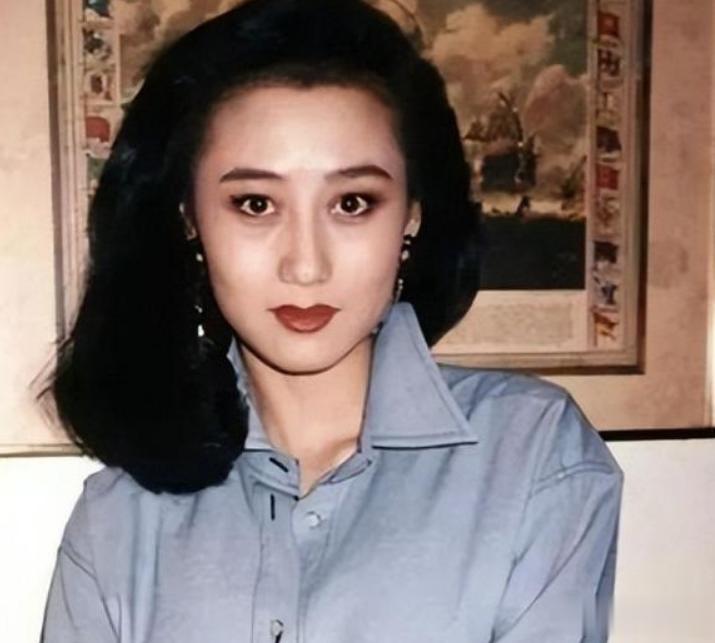 机关算尽太聪明？和李连杰结婚26年的利智，一张照片暴露两人感情